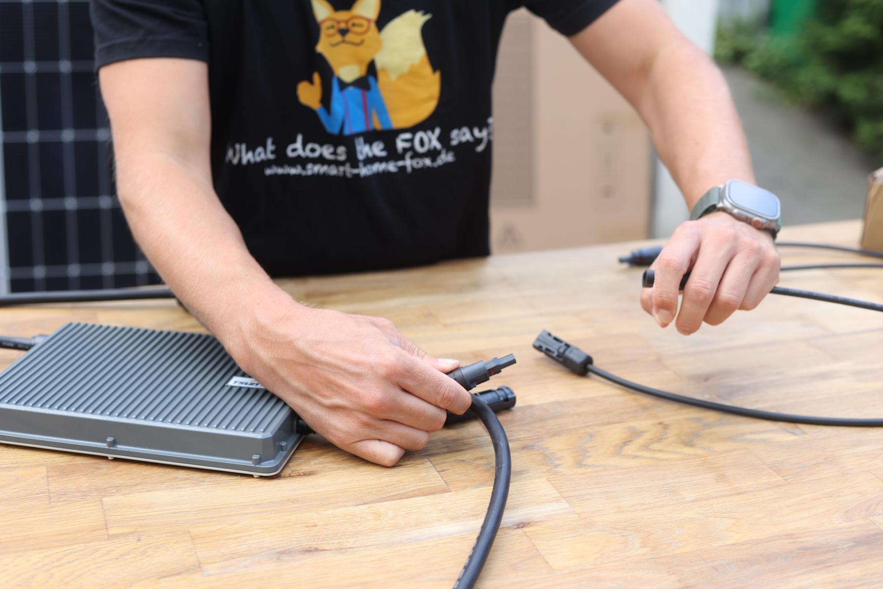 Die MC4 Verbindungen der Solarmodule werden gezeigt, die bei Balkonkraftwerk Speicher nachrüsten, notwendig sind, um PV-Modul mit Speicher zu verbinden.